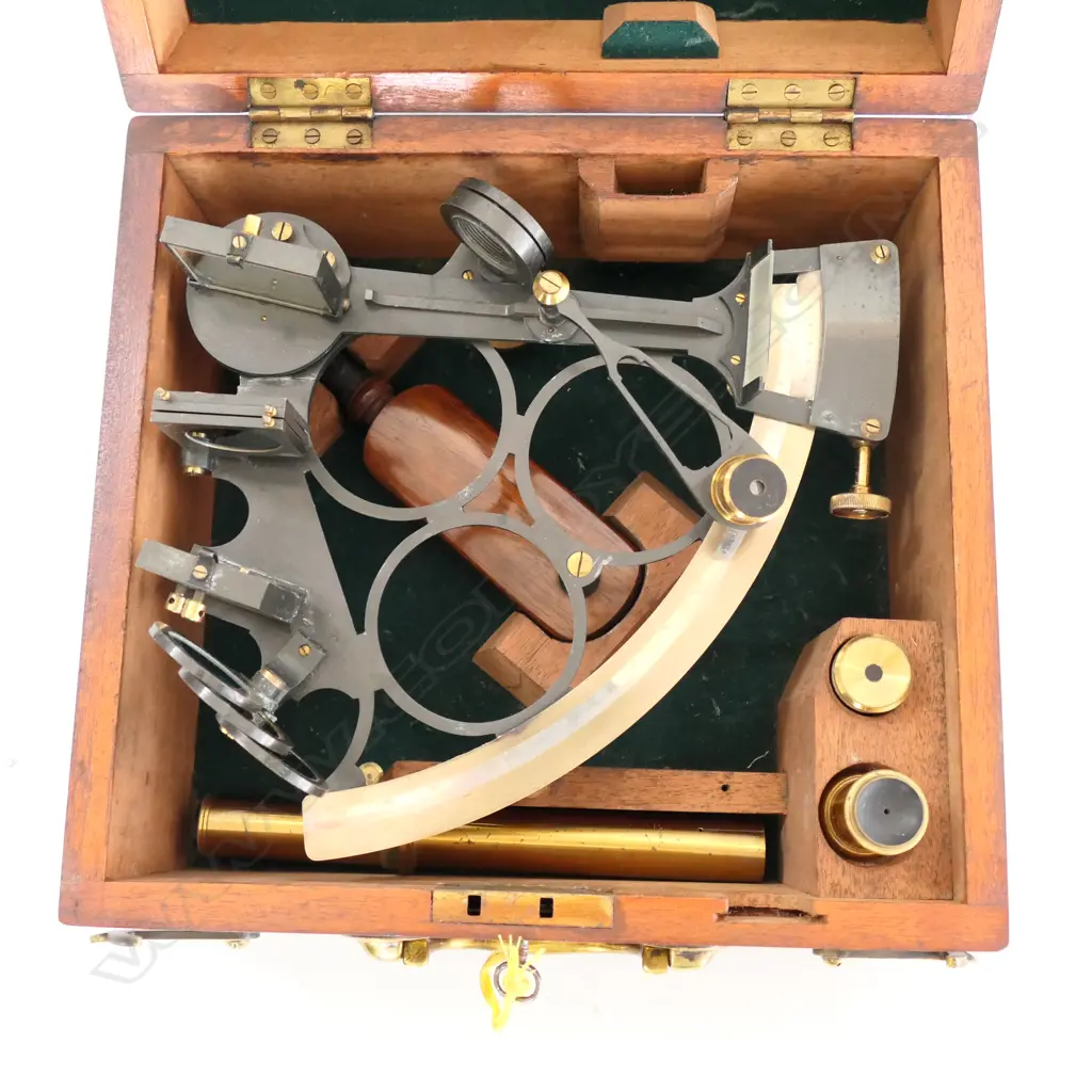 UN-NAMED SEXTANT IN MAHOGANY BOX Image 1++